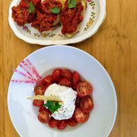 Tomates cerises burrata avec toasts de poivrons grillés at Le 19 in Bouc-bel-air