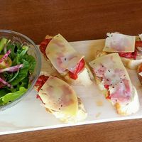 Toast poivrons grillés et gouda à la truffe at Le 19 in Bouc-bel-air