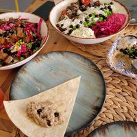 Ensalada de tofu. Bowl de tempeh. Black Hummus. at Pisekar Vegan Food in Antalya