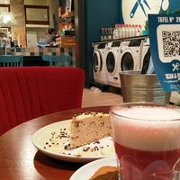 Beetroot latte with oatmilk and vegan banana cake at WASBAR - Melkmarkt in Antwerpen