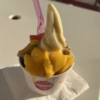 Normal vegan, Oreo, Rainbow Gummi, Mango, Chocolate Granola, Passionfruit syrup 8,65€  at Moochie in Ghent