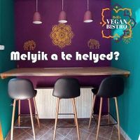 Kényelmes ülőhelyek bent, színes és ízléses berendezéssel.  at Beli's Vegan Bistro in Szekesfehervar