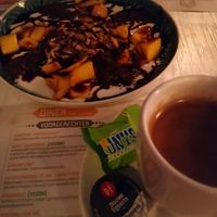 Kokos yoghurt met mango, granola, pure chocola at De Oranjerie in Joure