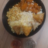 Fricassée de potiron, haricots blancs, riz et samoussas (carrottes, et poireaux coriandre) at Douces Saveurs Créoles in Combourg