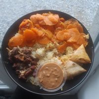 Riz, fricassé de carottes, haricots rouges, sauce dakatine et samoussas vegan at Douces Saveurs Créoles in Combourg