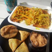 Riz, achard de légumes et haricots blanc, samoussas légumes, galette de fruits à pain et boisson typique (sans alcool) at Douces Saveurs Créoles in Combourg