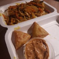 Riz, haricots blancs et achard de légumes. Samoussa carrote gingembre et samoussa légumes. Sauce dakatine. 😍 at Douces Saveurs Créoles in Combourg