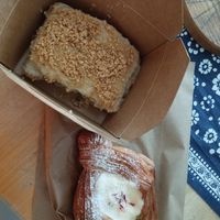 Šnek covered in pudding(vegan) & Lemon danish (vegetarian) at La forme in Prague