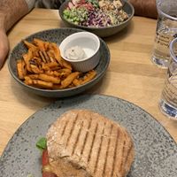 Poke bowl de salmon, boniato con salsa mayonesa-trufada vegana y hamburguesa de pollo con pan sin gluten  at 42°Raw in Copenhagen