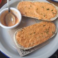 Toast with tomato at Almalibre Açaí House in Madrid