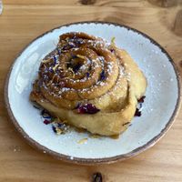 Vegan cinnamon, served warm and delicious  at Almalibre Açaí House in Madrid