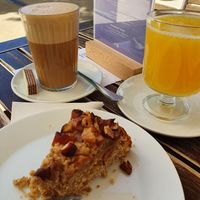 Chai Soja Latte mit Manner Waffel, O Saft und veganer Birnenkuchen. at Bubbles Café in Ludwigsburg