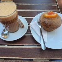 Cai Latte und Grapefruit Muffin at Bubbles Café in Ludwigsburg