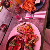 Taartje en de curly fries at Tox Bar in Schiermonnikoog