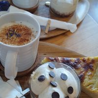 Café con pastel de flan y tarrina de mousse chocolate y chantillí at My Green Pastry in Porto