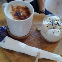 Café con pastel de merengue at My Green Pastry in Porto