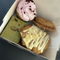 Brownie pistache, cupcake noix et fruits des bois, cookies chocolat blanc et noix de macadamia, cookies noisettes chocolat.,  at Contribution in Louvain-la-neuve