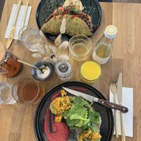 Omelett mit Rucola, Rotkraut, Tomaten und Balsamico (oben), Avocado Scrambled Tofu Toast mit Rote Rüben Hummus (unten)  at Zina's Eatery in Vienna