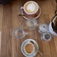 Café Latte mit Hafermilch und doppelter Espresso🤌  at Zina's Eatery in Vienna