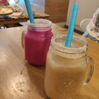 Smoothie coconut passion en primer plano at Lilo Cafe in Barcelona