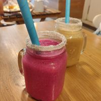 Smoothie pitahaya dragon en primer plano at Lilo Cafe in Barcelona