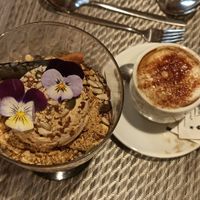 Apple Crumble & Cappuccino mit Haferdrink at Gavino Restaurante Bar in Funchal