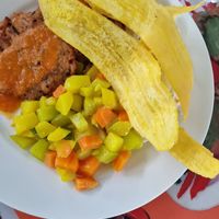 Vegetables, banana chips and veggie patty at Ananda in Managua