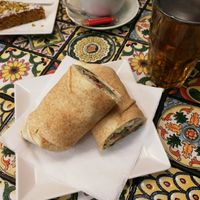 Wrap mit Falafel, Hummus und Gemüse. Der Karottenkuchen ist vegan und auch zum empfehlen. at Moses Cafe in Graz