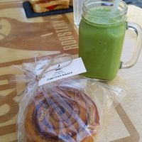 Vegan Cinnamon Roll and Detox Smoothie at R&B in Ljubljana