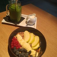 Green smoothie and granola bowl at R&B in Ljubljana