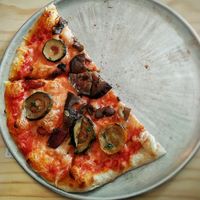 🍕🍕Pizza de verduras con amigos 🍕🍕 at Herbívoro- Chapinero in Bogota