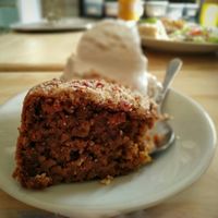 🥕🥕🍰 Torta zanahoria y arándanos. Con opción de helado de coco 🤍 at Herbívoro- Chapinero in Bogota