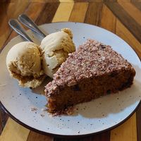 Torta de zanahoria con helado de galleta de maní at Herbívoro- Chapinero in Bogota