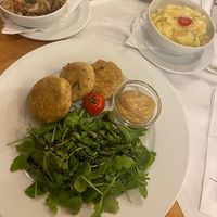 Die vegane kichererbsenoption mit Kartoffelsalat (rechte Seite)  at Stiegl-Keller in Salzburg