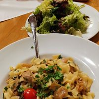 Nudeln mit karamellisierten Weißkohl und grünem Salat at Stiegl-Keller in Salzburg