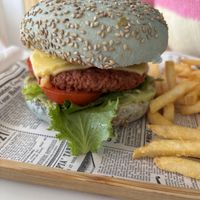 Veganer Burger mit fries für 14€   at Café Fino in Carvoeiro