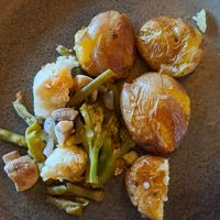 Batatas a murro com legumes a acompanhar at Refugio in Vila Real