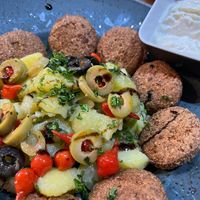 Veganer Kartoffelsalat mit Falafel und Dip 🤤  at Feinkost Sirin's in Bad Sackingen