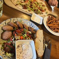Falafel-Salat (vorne), Süßkartoffelpommes mit Dip (rechts) und Flammkuchen (hinten) 😍👌🏻 #Veganuary at Feinkost Sirin's in Bad Sackingen