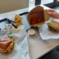 Burger, Fries und Nuggets at V Burger in Calgary