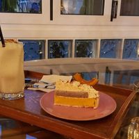 Avocado banana smoothie & pumpkin tart + ambiance at Cafe Turtle 카페 거북이 in Seoul