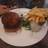 Le burger vegan avec steack de lentilles at Le Chateaubriand in Saint-malo