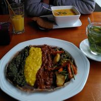 Pan de Teff con garbanzos, lentejas y espinacas. Al fondo, crema de calabaza at Azalye Cafe in Frankfurt