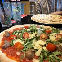 Rúcula, tomate, queso (y agregué meatballs veganos por €3.50)  at Happy Italy in Eindhoven