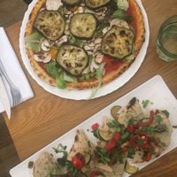 Bruchetta et pizza vegane at Angello in Rennes