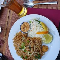 Gebratene Thainudeln mit Tofu, Schalotten, gehackten Erdnüssen und Sojasprossen at Ban Thai in Darmstadt