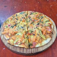 Vegan pizza at Il Giardino in San Marcos La Laguna