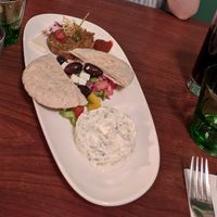 Vorspeisenplatte (Tzatziki, griechischer Salat, Melanzanitartar) at Velani in Vienna