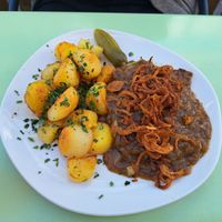 Zwiebelrostbraten mit Braterdäpfeln at Velani in Vienna