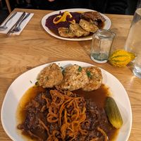 Zwiebelrostbraten (unten) & Vegansl (oben) at Velani in Vienna